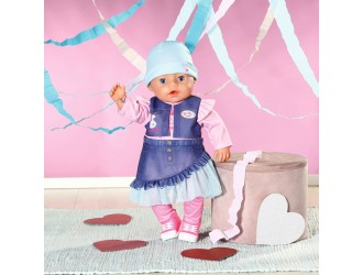Papusa bebelus Baby Born 43 cm seria Imbratisari blande Fetita cu haine Jeans cu accesorii