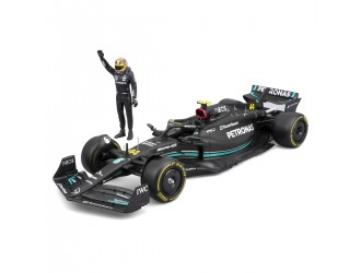 Macheta auto Mercedes-AMG F1 W14 E Performance (1:24) cu figurina pilot, Bburago (2 modele)