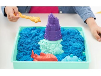 Set Nisip Kinetic Albastru Spin Master Kinetic Sand Sandbox, cu Tavita si Forme, +3 ani